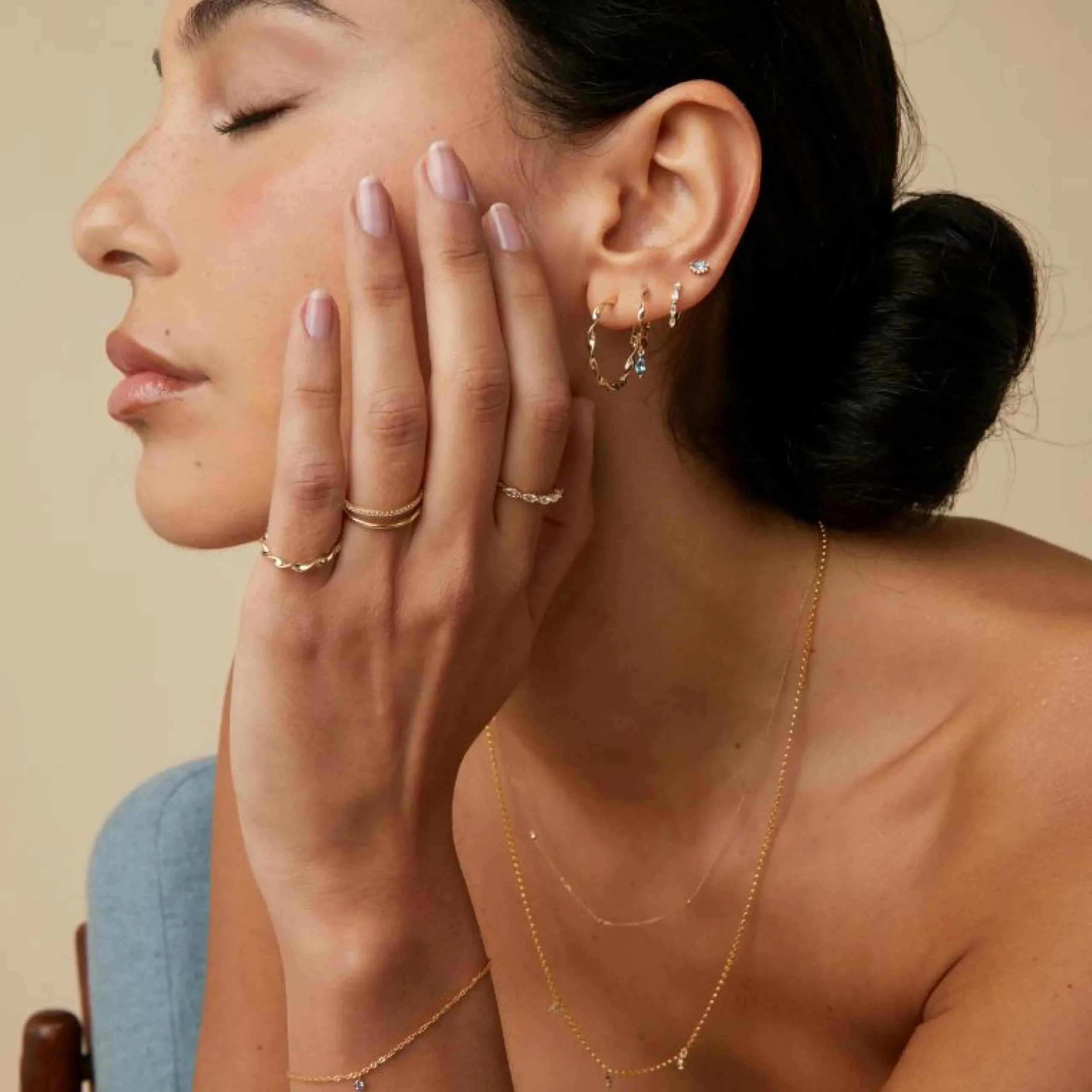 alexandrite_charm_twist_h_4.webp Alexandrite Charm Twist Huggies in Solid Gold
