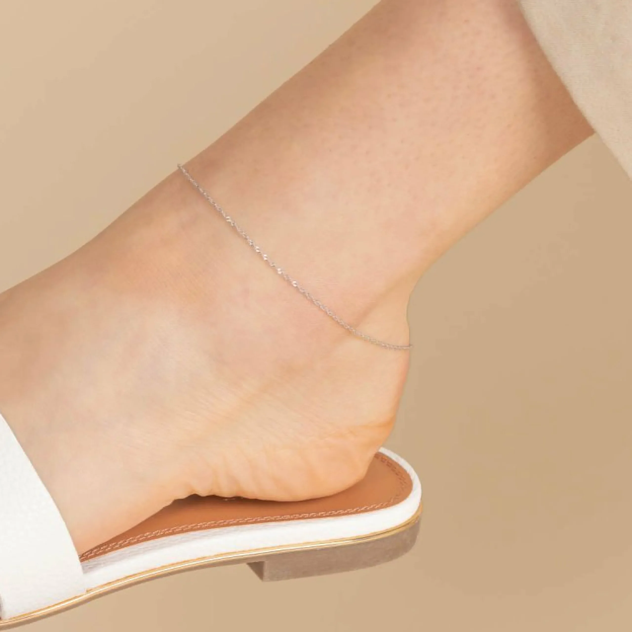 astrid_chain_anklet_in_so_2-1.webp Astrid Chain Anklet in Solid White Gold