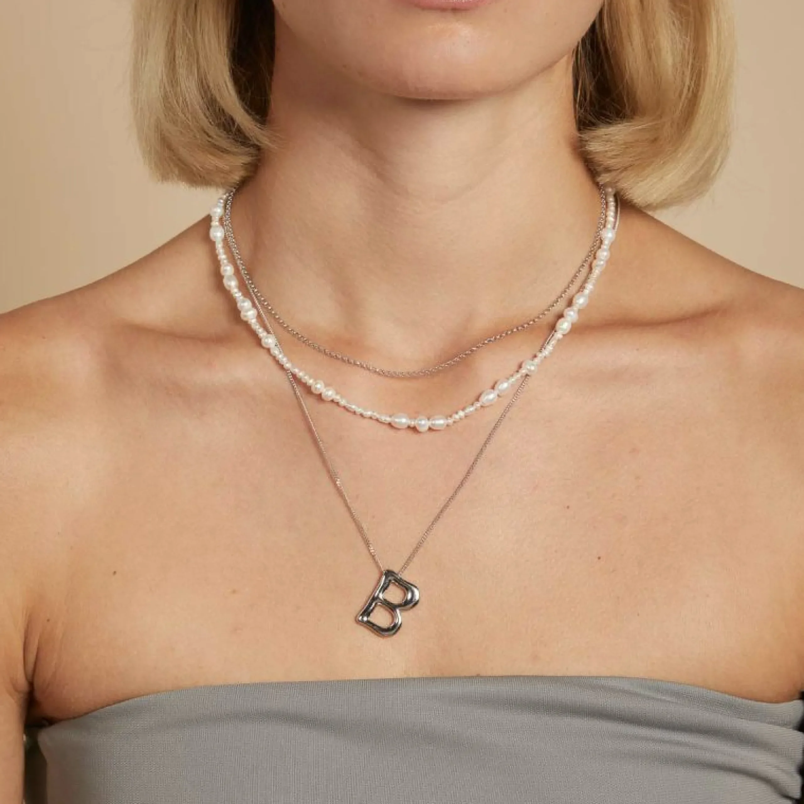 b_initial_bold_pendant_ne_2-1.webp B Initial Bold Pendant Necklace in Silver