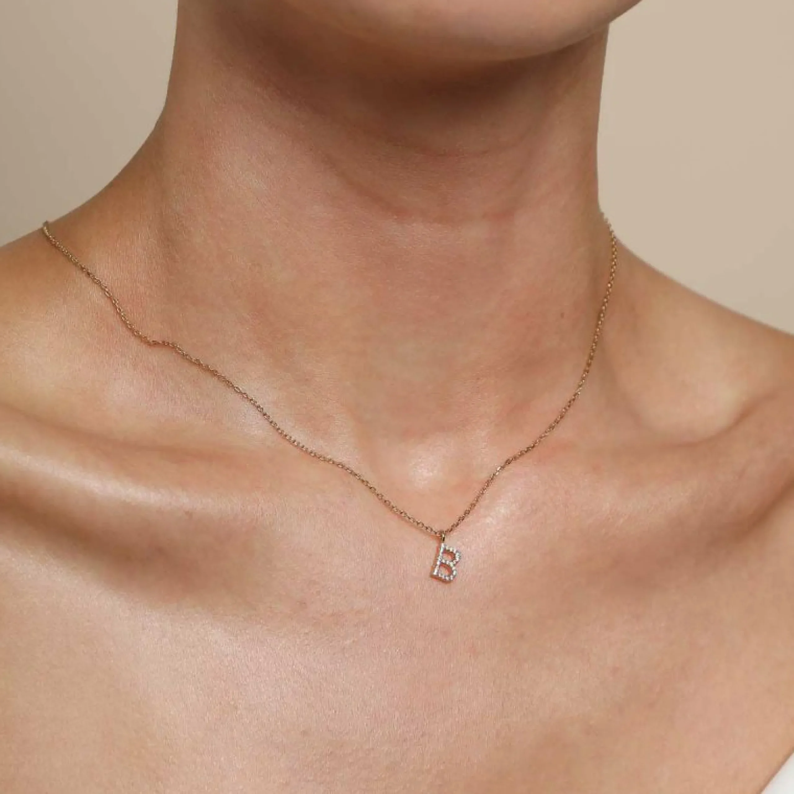b_initial_pav_pendant_nec_1.webp B Initial Pavé Pendant Necklace in Gold
