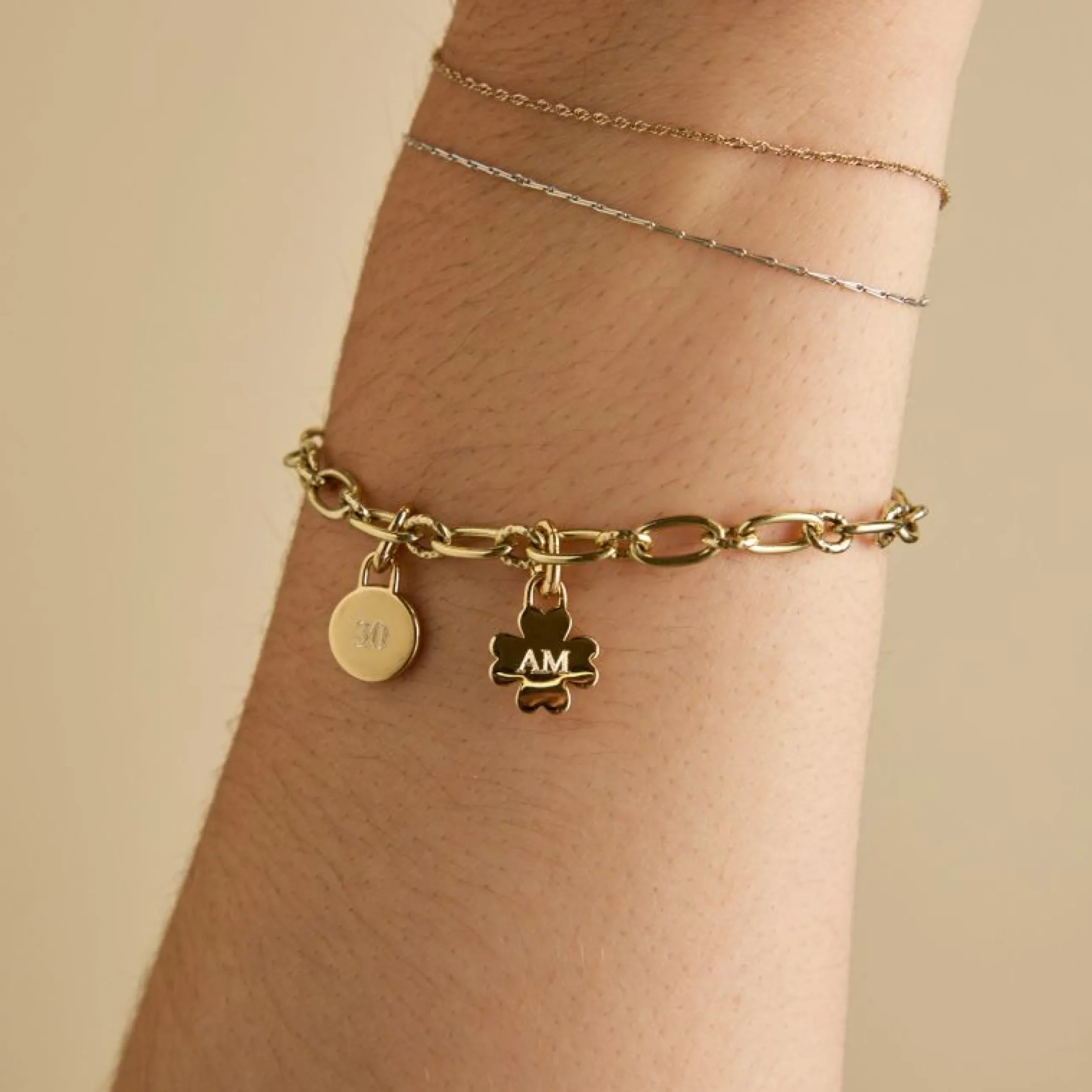 bold_link_chain_bracelet__2.webp Bold Link Chain Bracelet in Gold