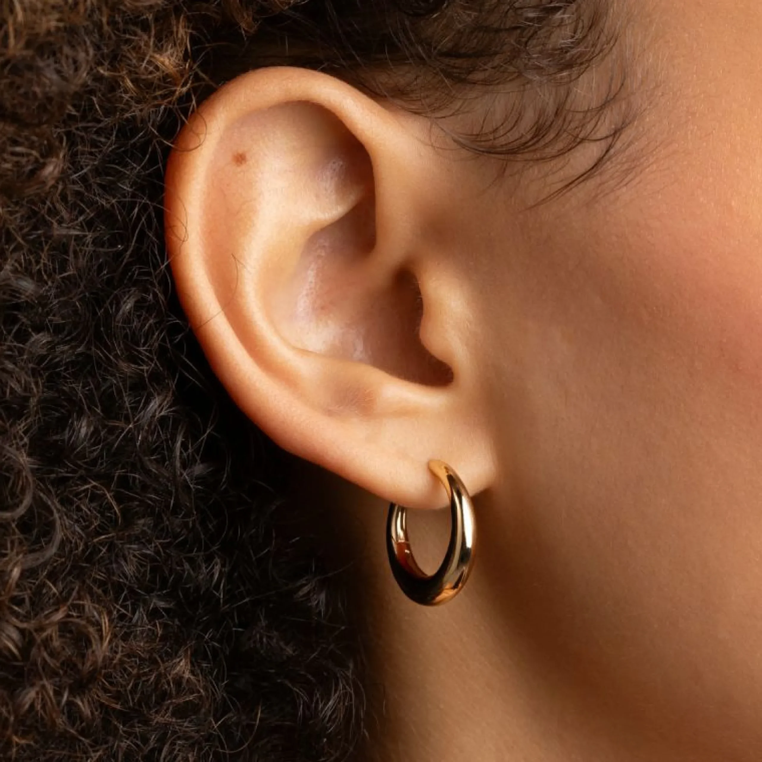 dome_medium_hoops_in_gold_1.webp Dome Medium Hoops in Gold