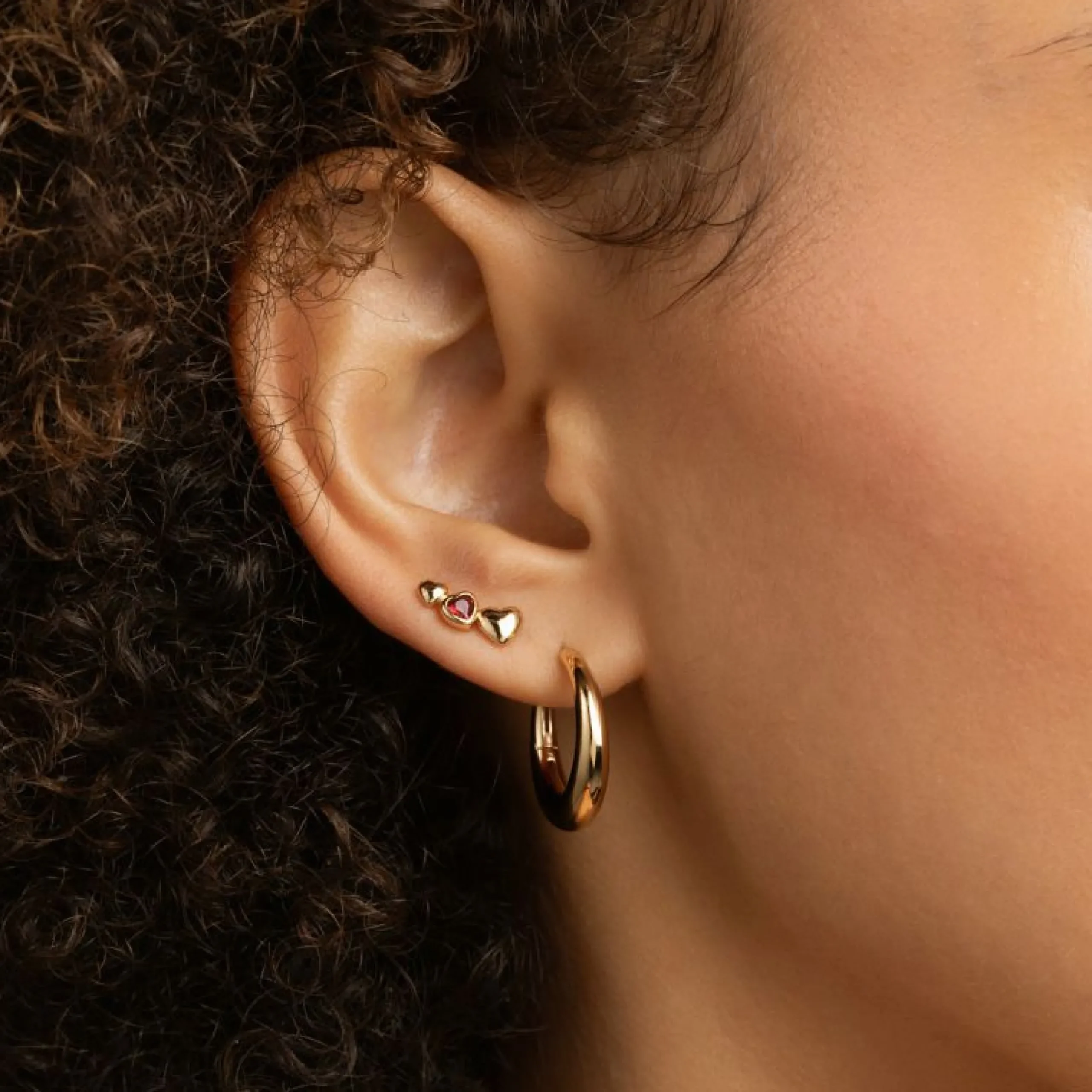 dome_medium_hoops_in_gold_2.webp Dome Medium Hoops in Gold