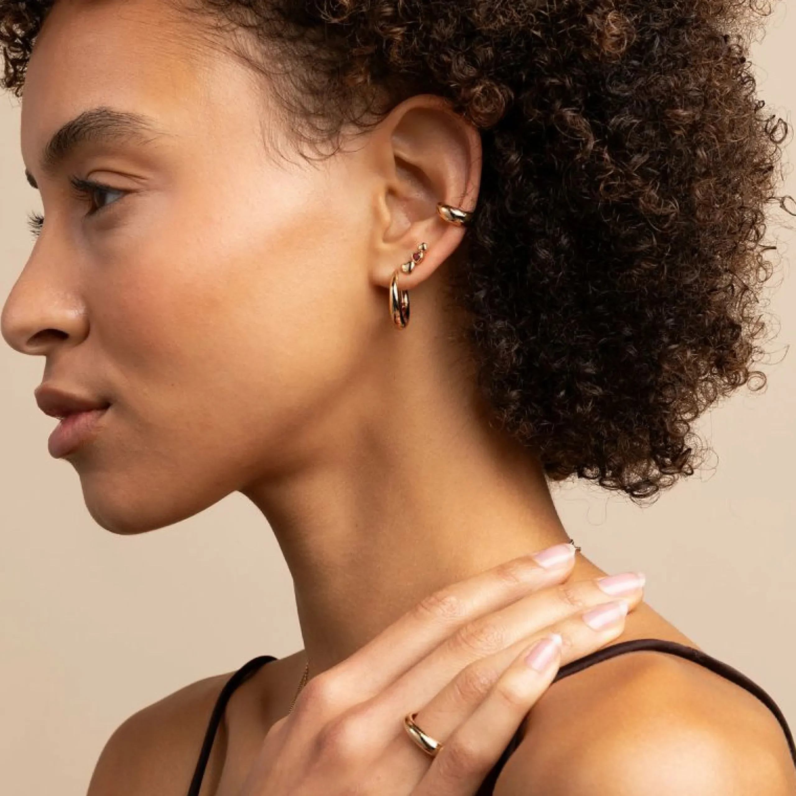 dome_medium_hoops_in_gold_3.webp Dome Medium Hoops in Gold