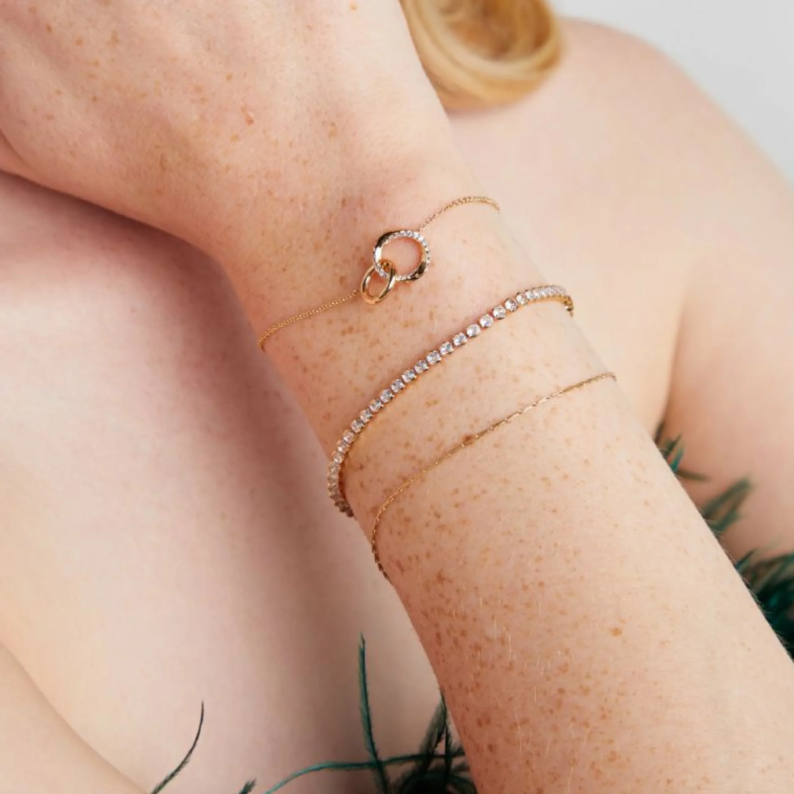 gleam_bold_tennis_chain_b_2.webp Gleam Bold Tennis Chain Bracelet in Gold