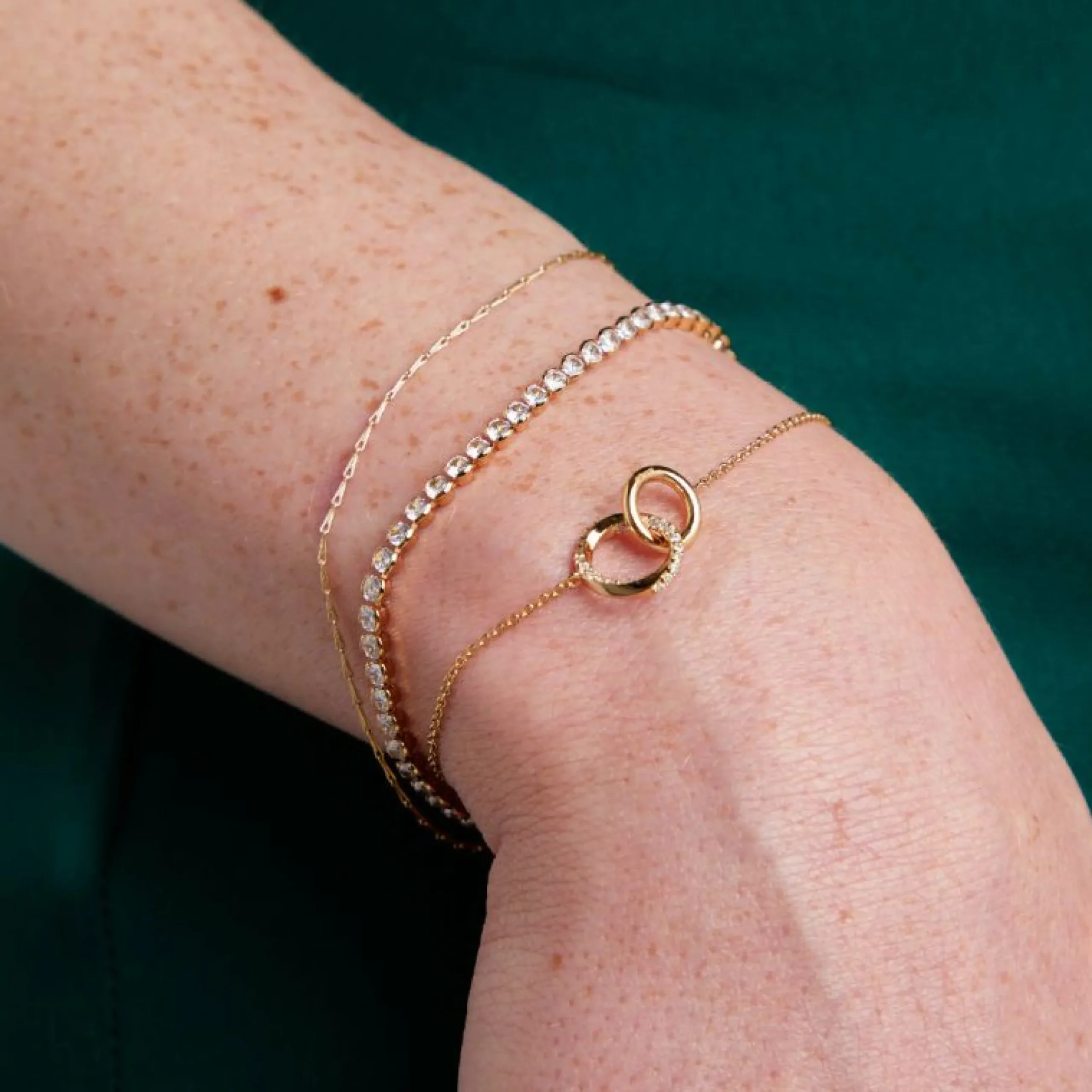 gleam_bold_tennis_chain_b_4.webp Gleam Bold Tennis Chain Bracelet in Gold