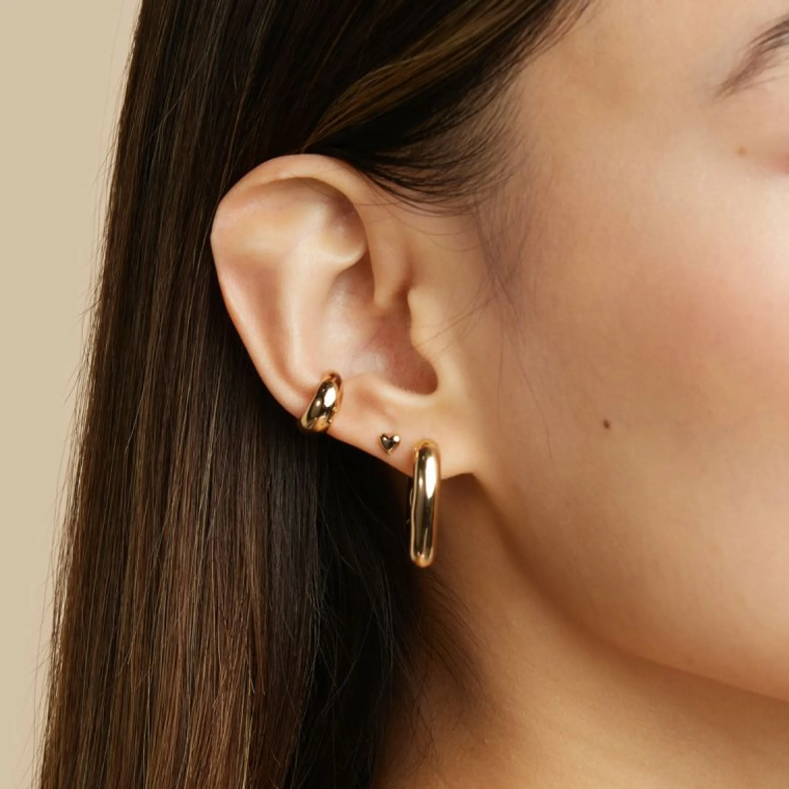 heart_stud_earrings_in_go_1.webp Heart Stud Earrings in Gold