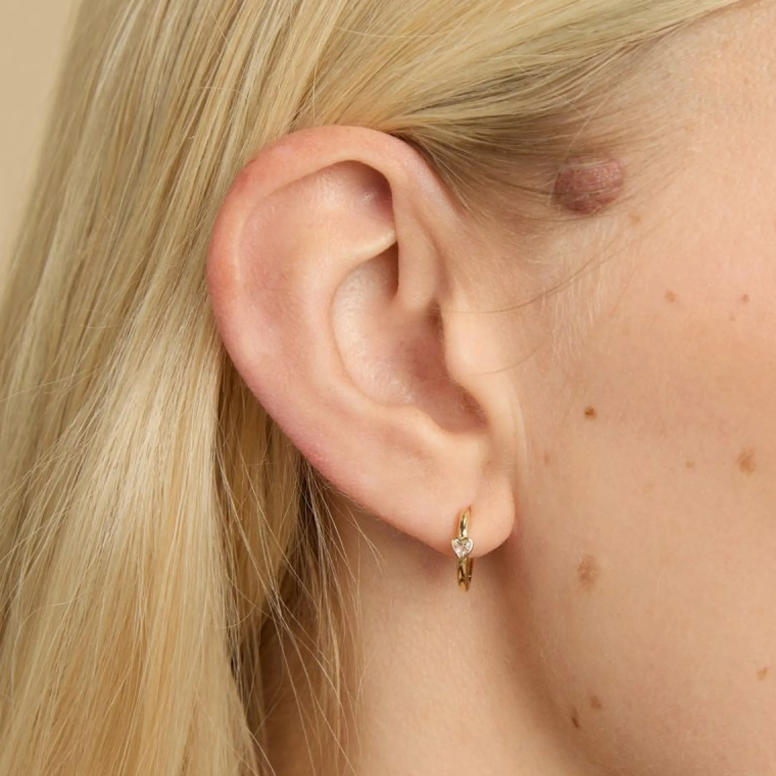 heart_topaz_piercing_hoop_1-1.webp Heart Topaz Piercing Hoop in Solid Gold