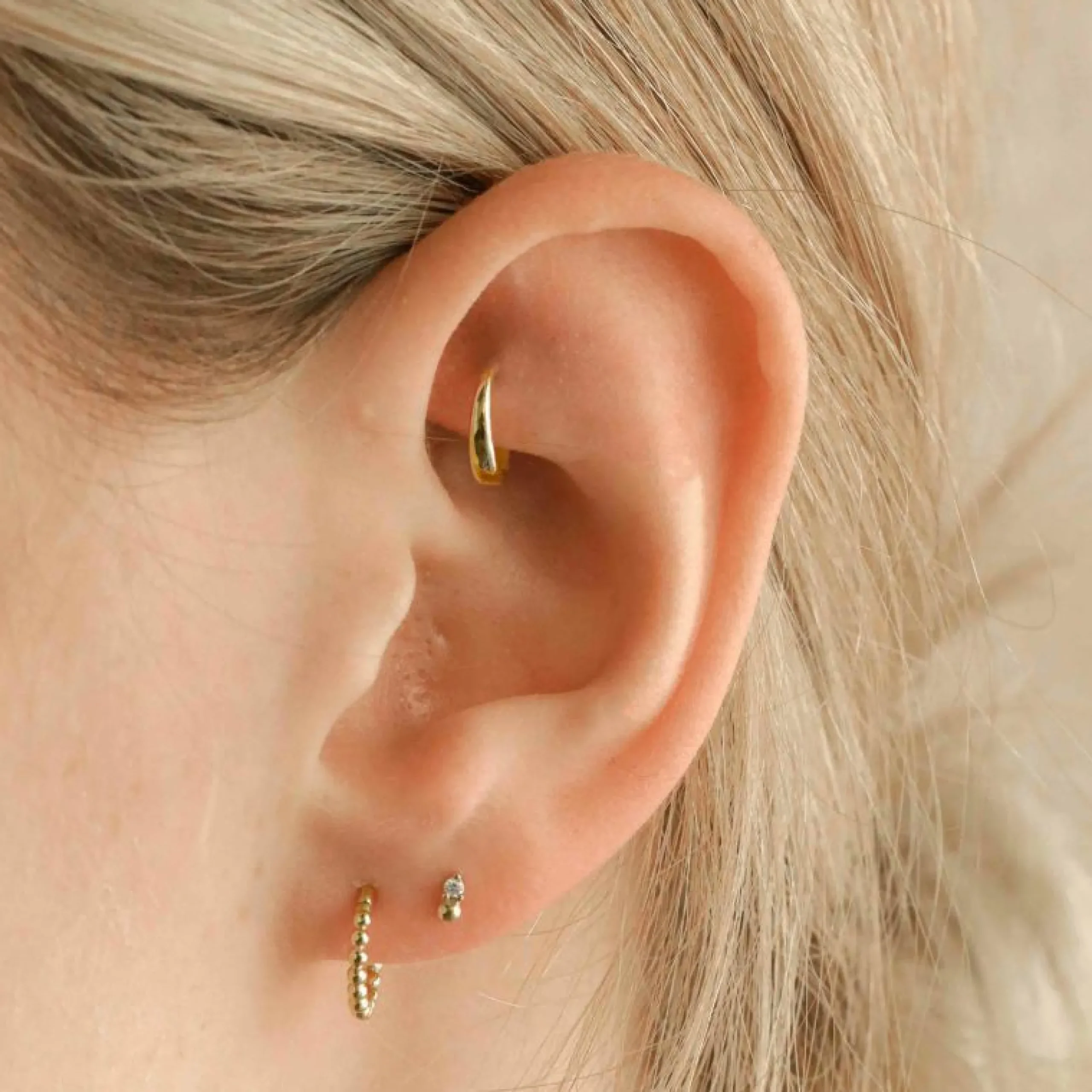 solid_gold_graduated_rook_1.webp Solid Gold Graduated Rook Hoop