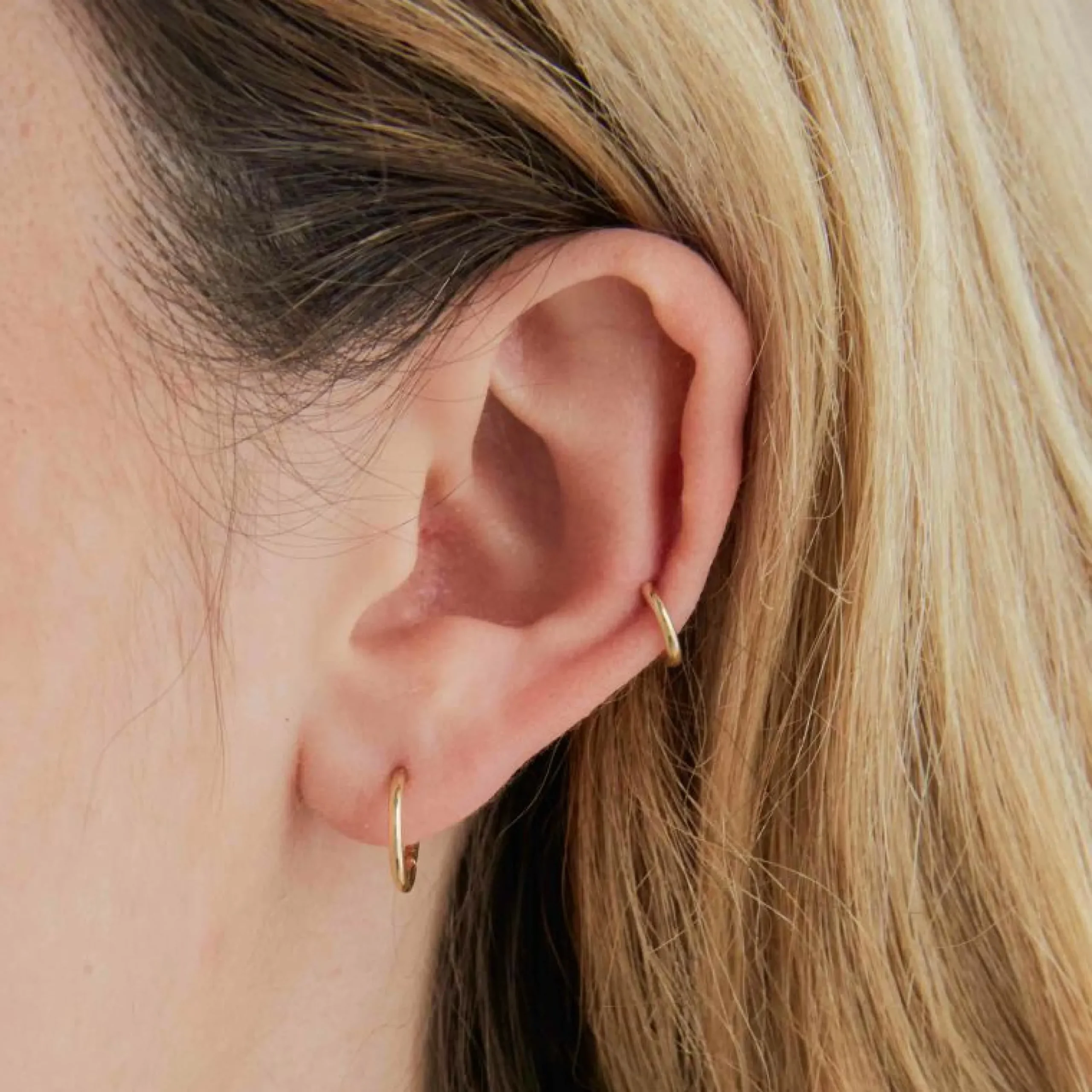 solid_gold_simple_piercin_1.webp Solid Gold Simple Piercing Hoop