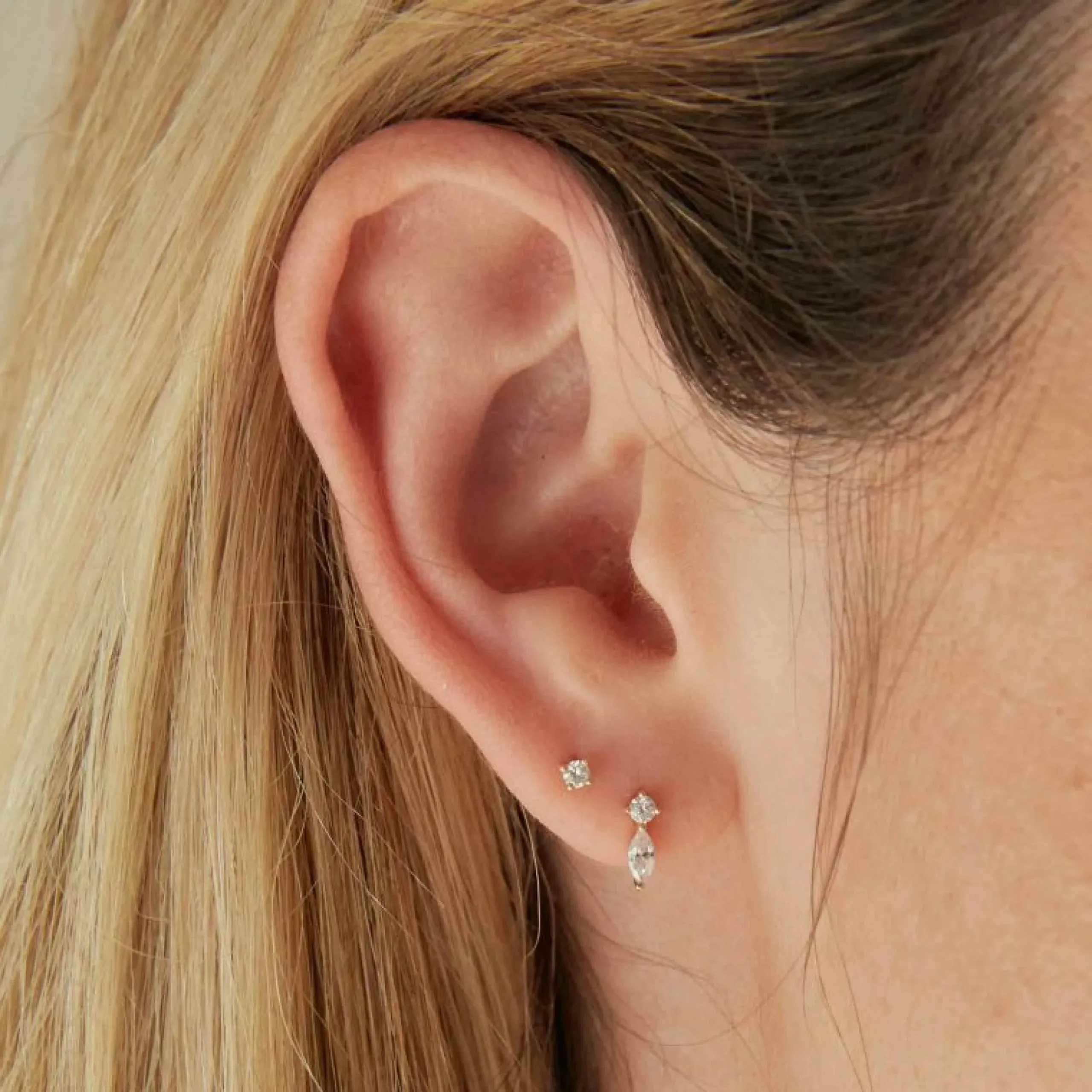 solid_gold_topaz_piercing_1.webp Solid Gold Topaz Piercing Stud