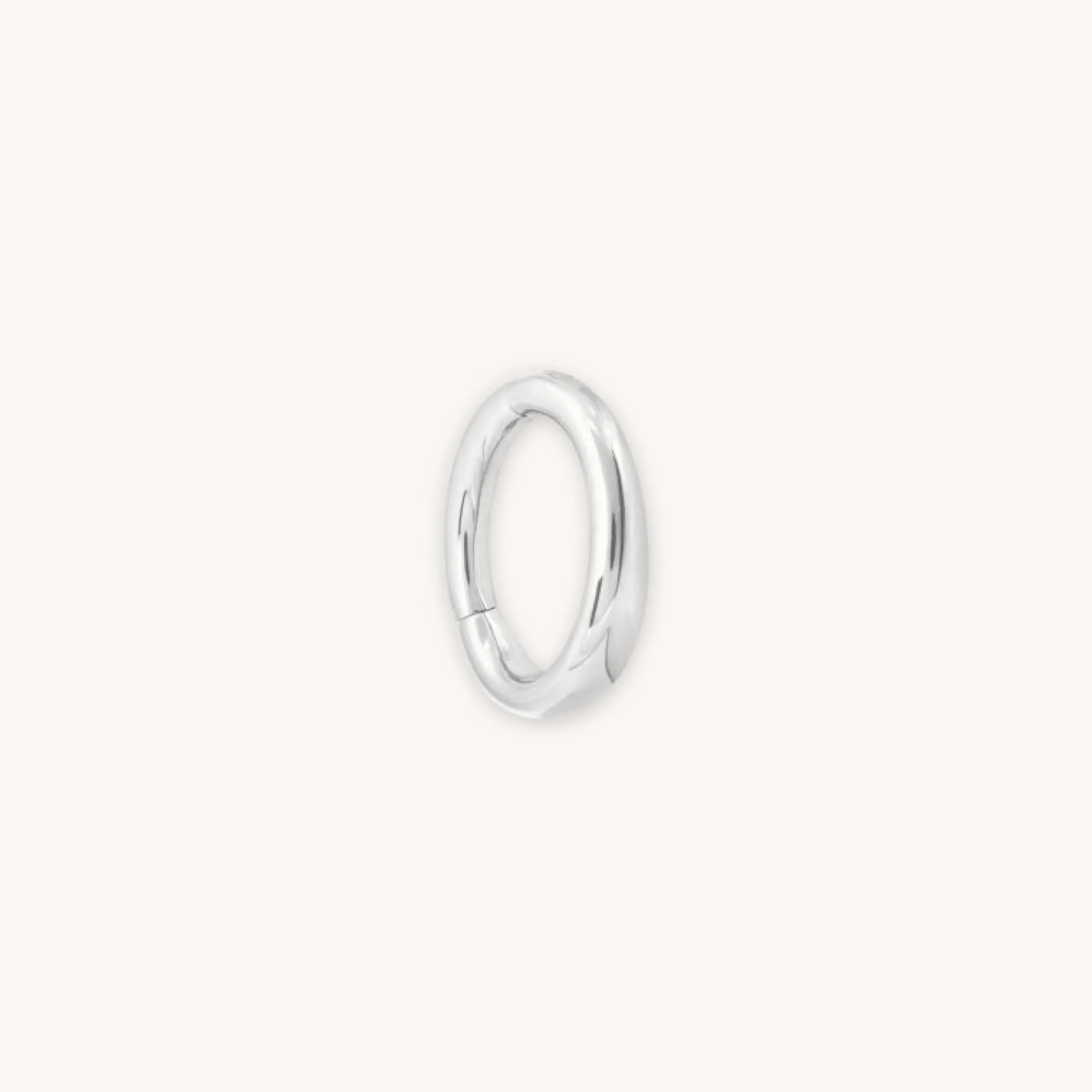 solid_white_gold_graduate_0.webp Solid White Gold Graduated Rook Hoop