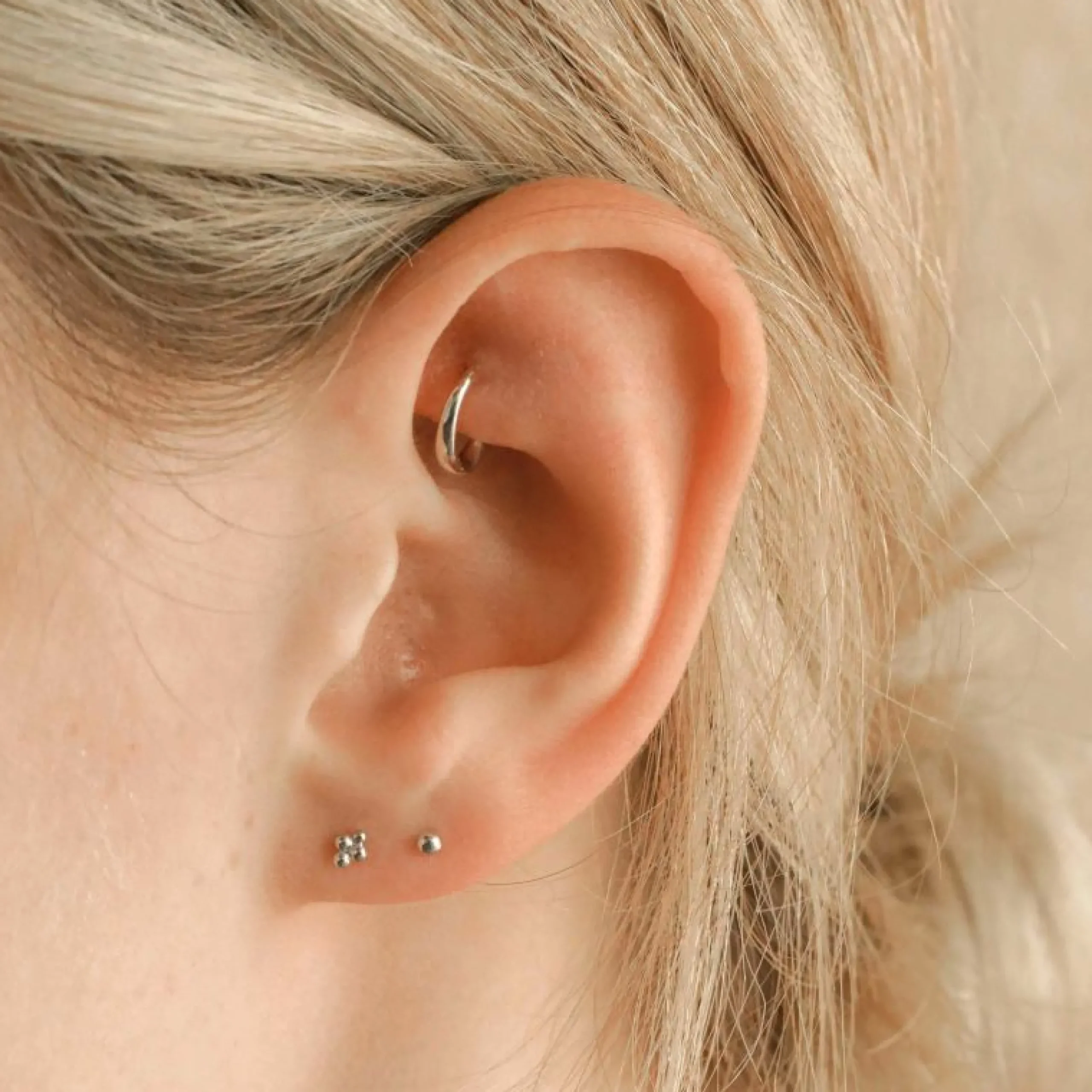 solid_white_gold_graduate_1.webp Solid White Gold Graduated Rook Hoop