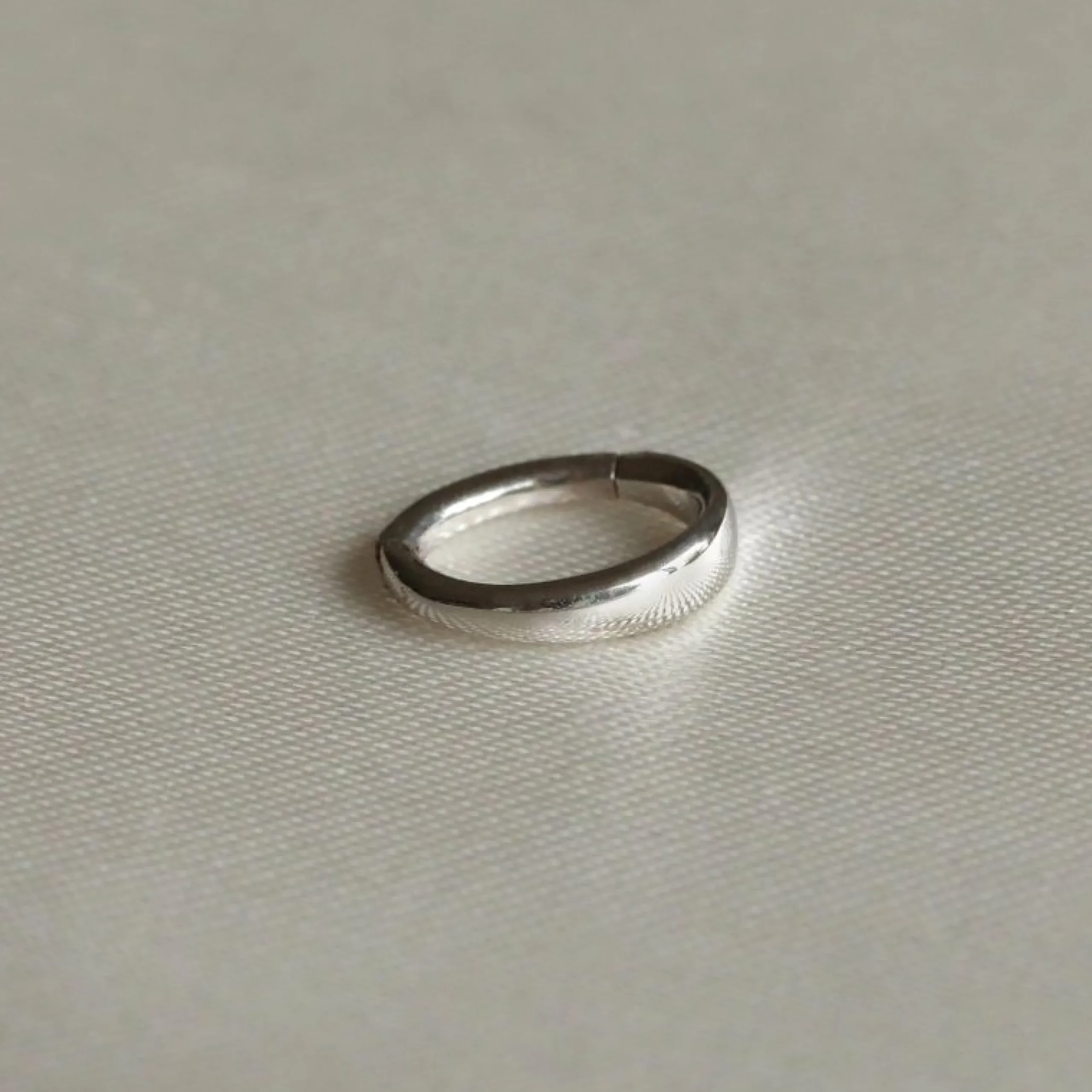 solid_white_gold_graduate_3.webp Solid White Gold Graduated Rook Hoop