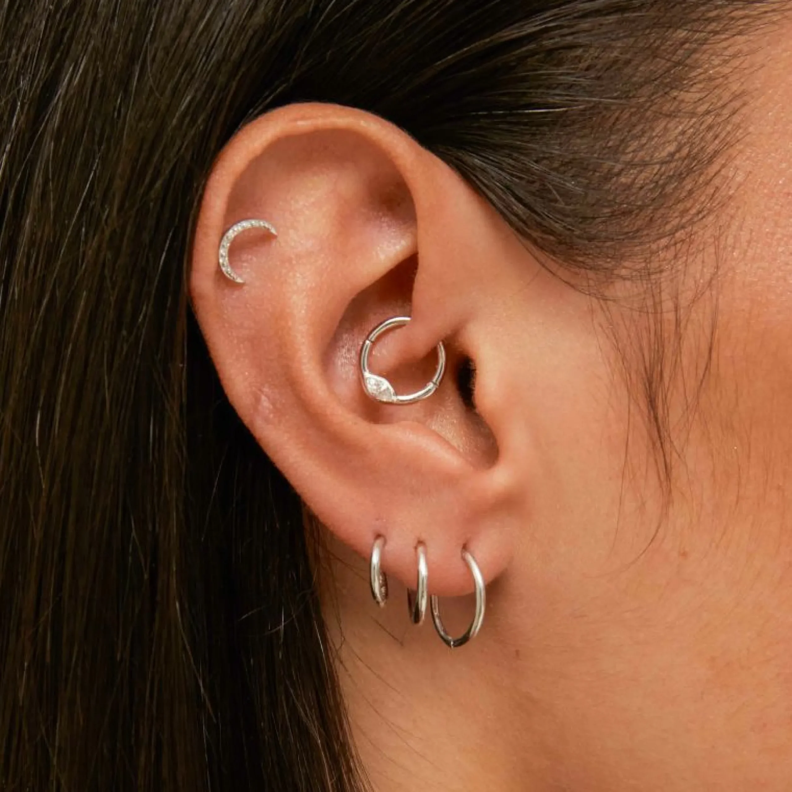 solid_white_gold_simple_p_2.webp Solid White Gold Simple Piercing Hoop