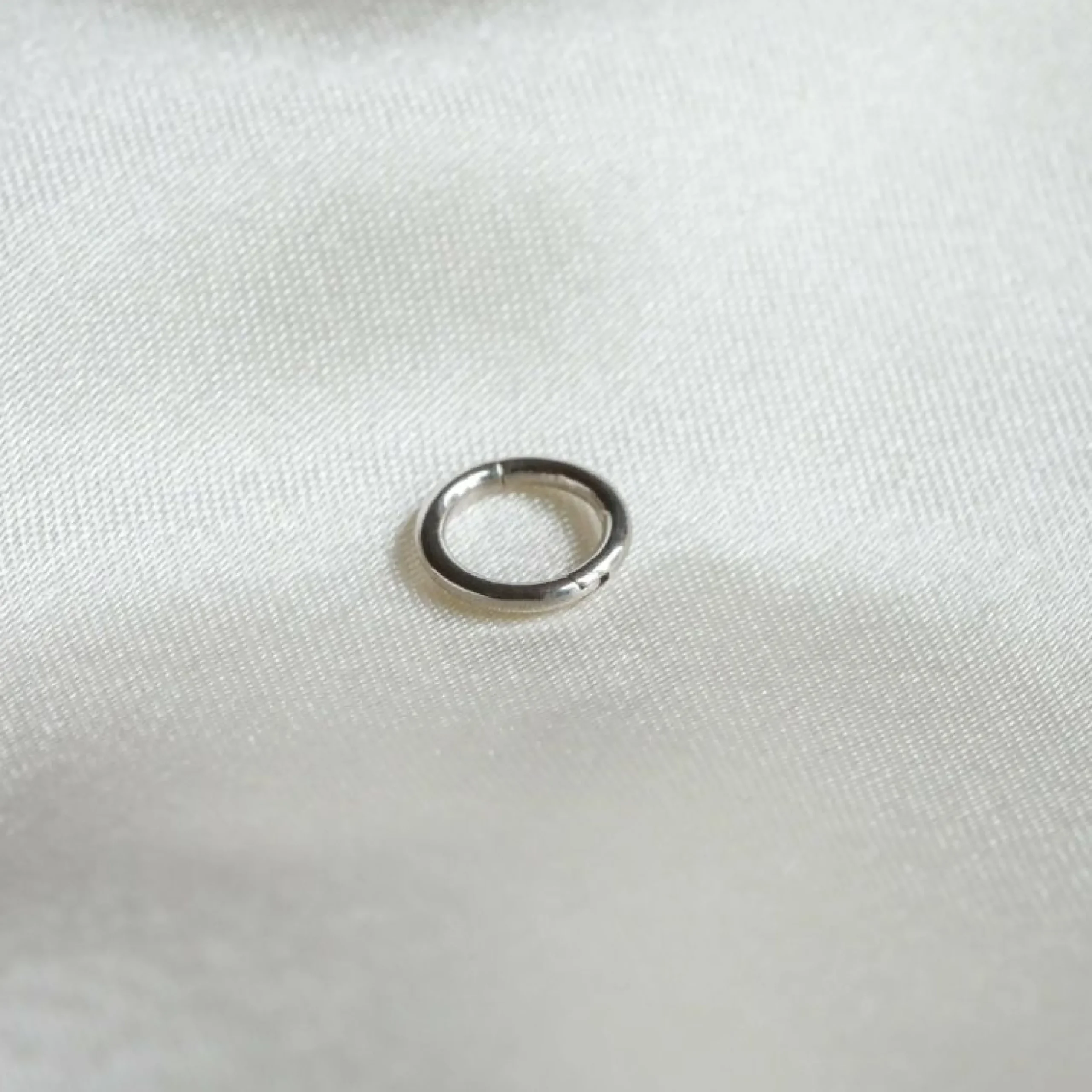 solid_white_gold_simple_p_4.webp Solid White Gold Simple Piercing Hoop