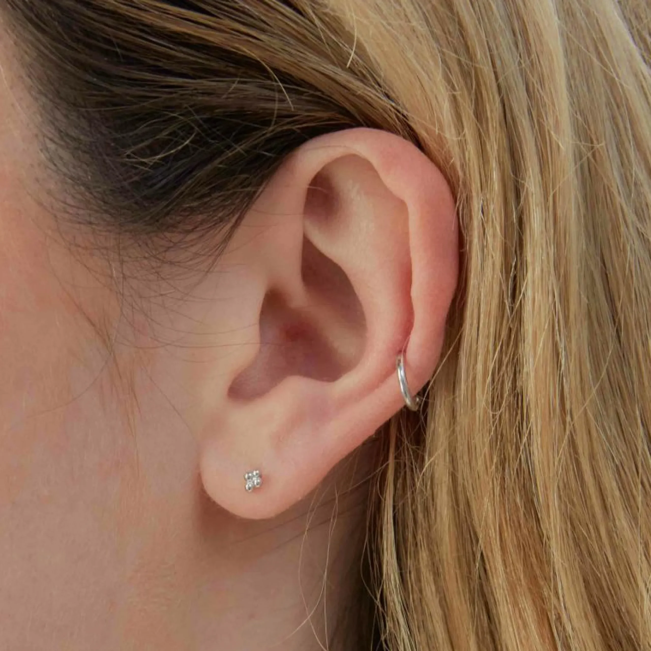solid_white_gold_simple_p_6.webp Solid White Gold Simple Piercing Hoop