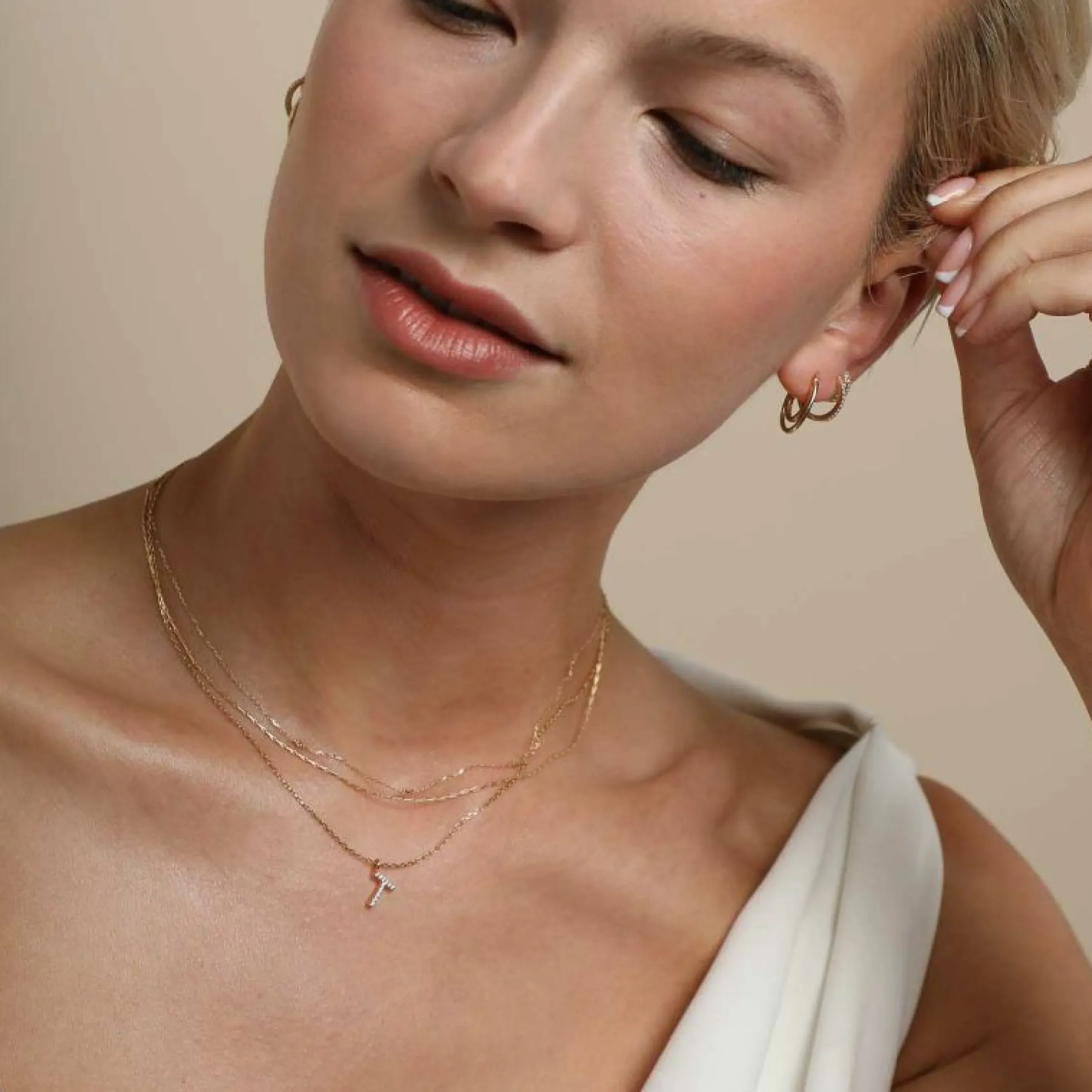 t_initial_pav_pendant_nec_3.webp T Initial Pavé Pendant Necklace in Gold