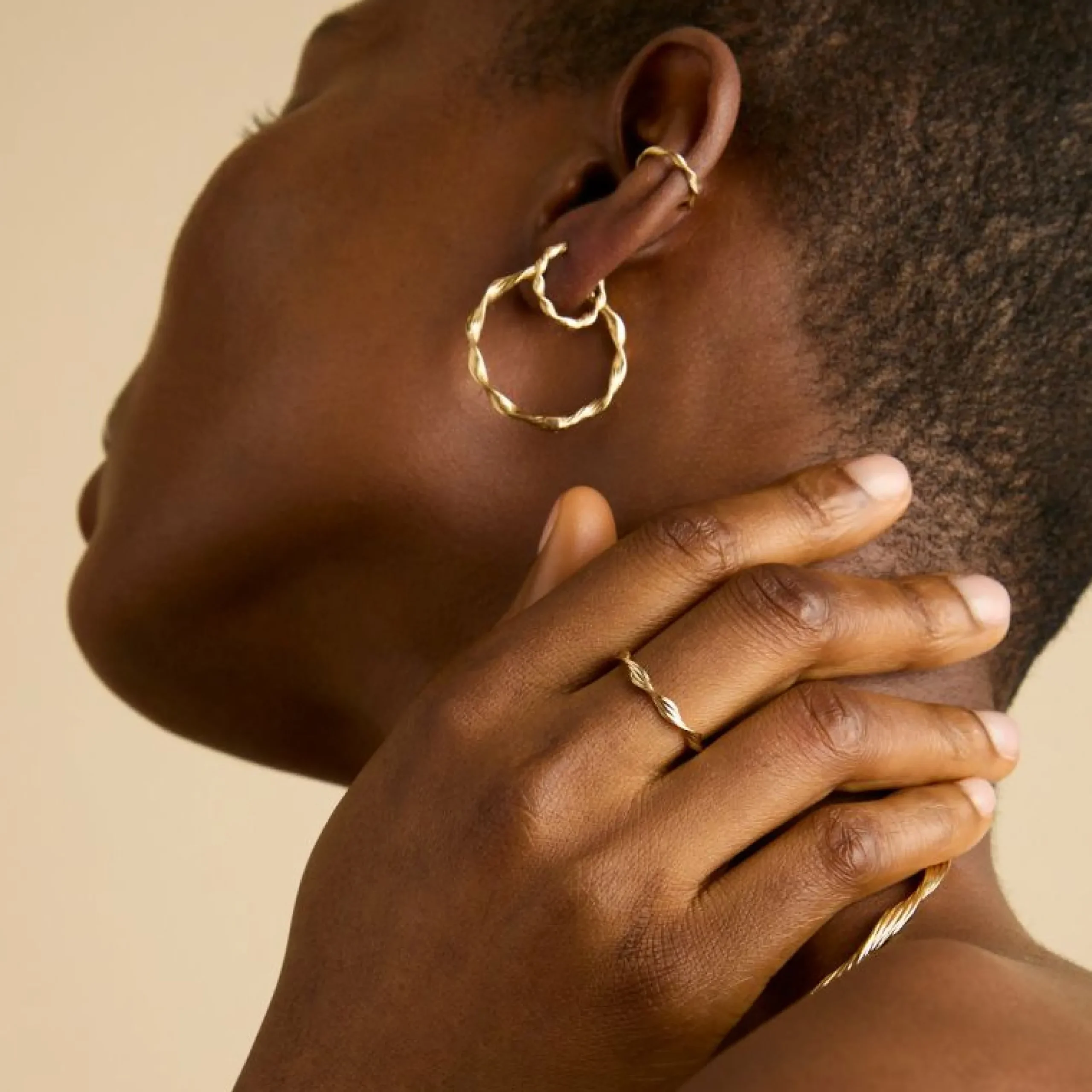 twist_small_hoops_in_gold_4.webp Twist Small Hoops in Gold