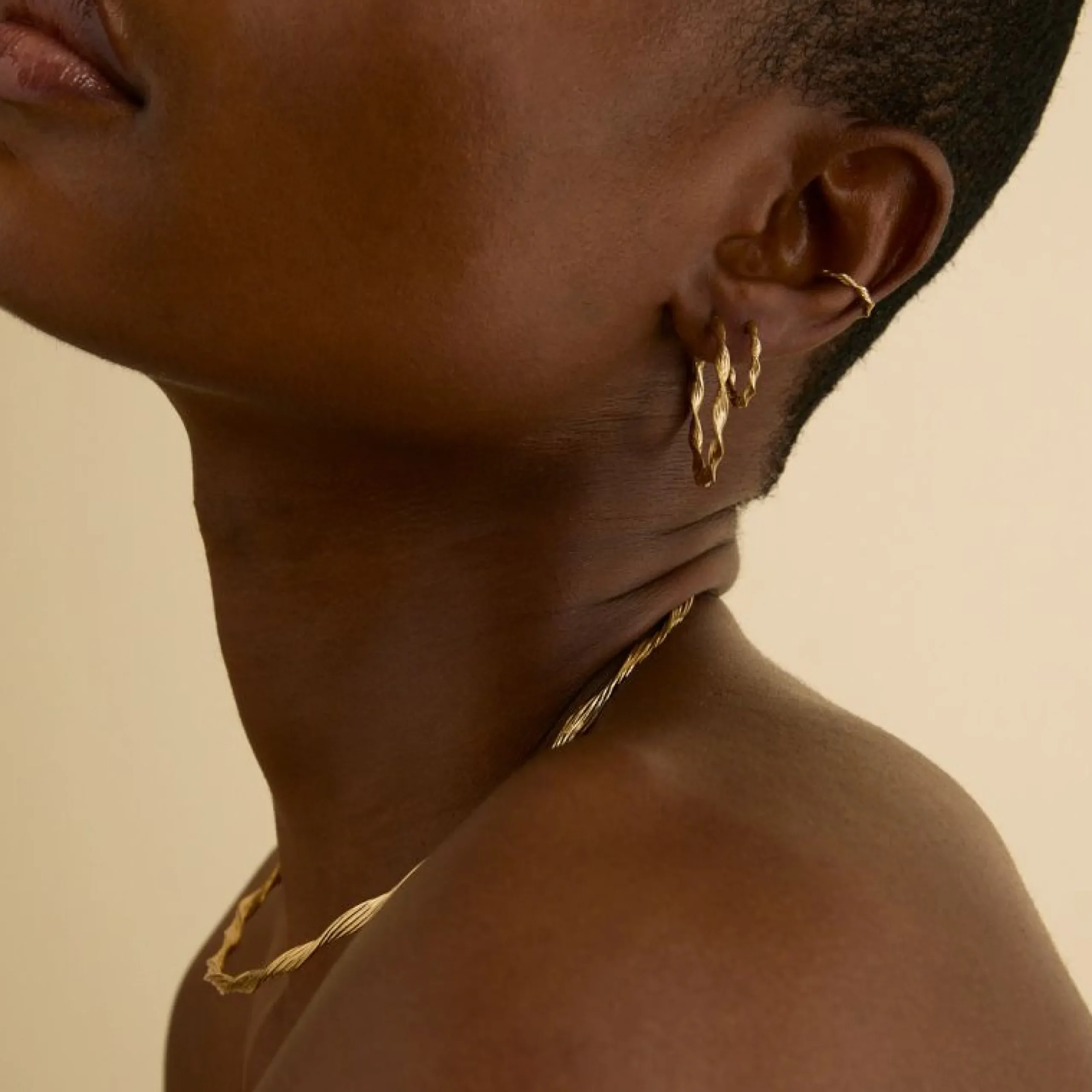 twist_small_hoops_in_gold_5.webp Twist Small Hoops in Gold