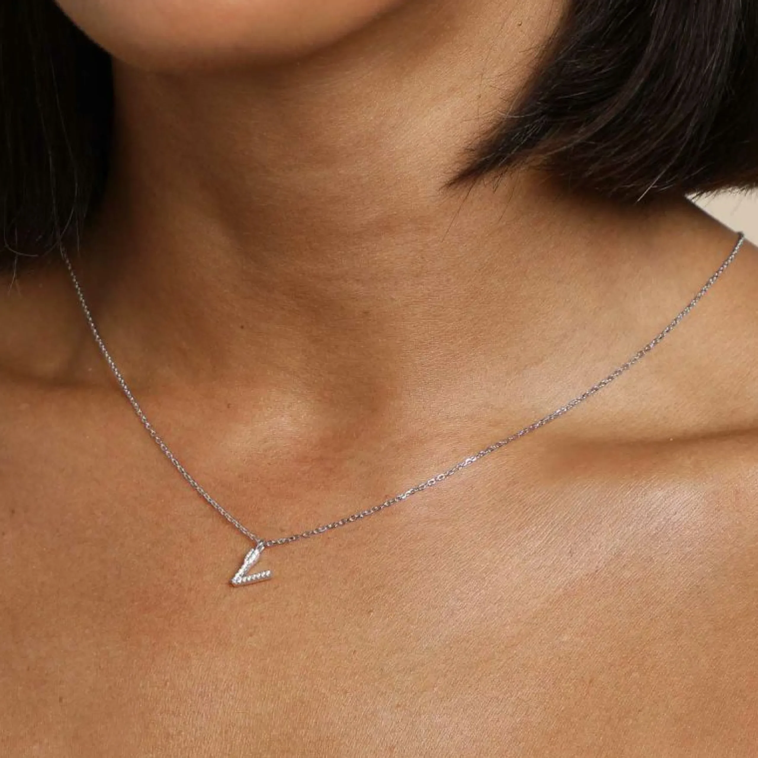 v_initial_pav_pendant_nec_1.webp V Initial Pavé Pendant Necklace in Silver